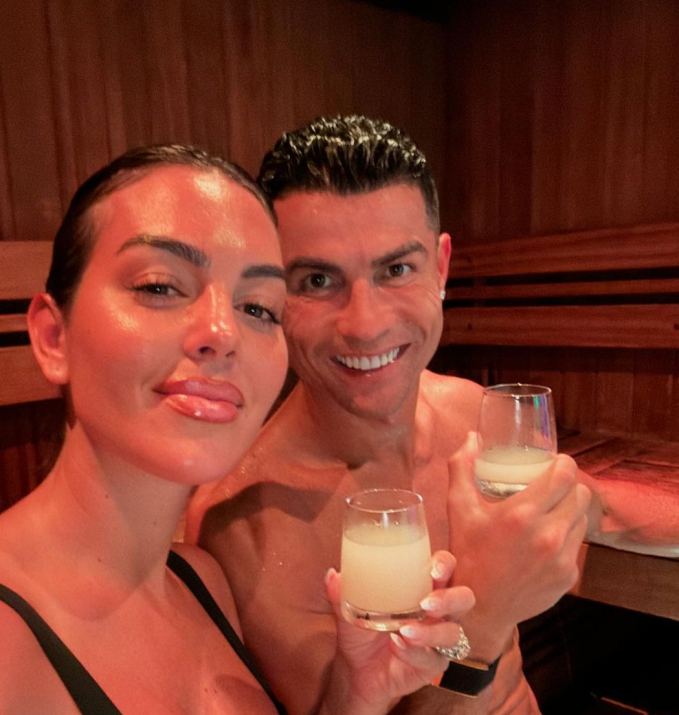 Hình ảnh Ronaldo và bạn gái trong phòng xông hơi của khu nghỉ dưỡng được CR7 chia sẻ