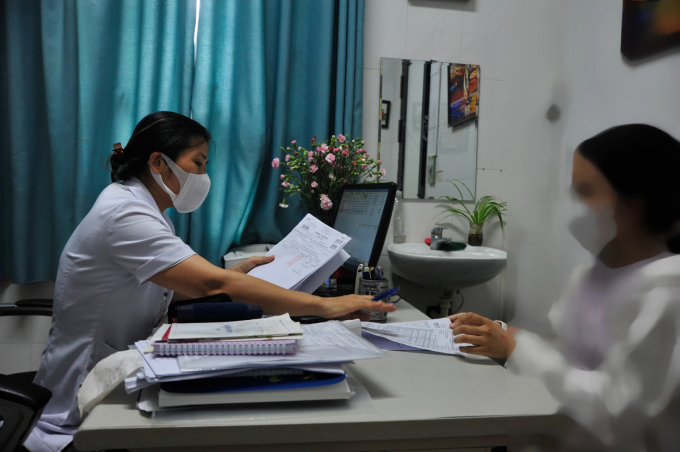 TS.BS Trịnh Thị Bích Huyền đang thăm khám cho bệnh nhân 