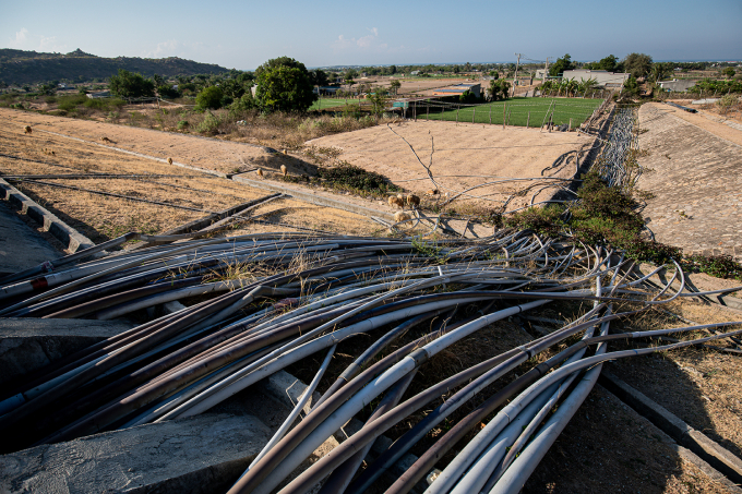 Đối phó với hạn hán Ninh Thuận đã xây dựng đường ống dẫn nước 11km dẫn nước từ đầu nguồn về, thế nhưng do tình hình hạn hán thiếu nước đầu nguồn nên vẫn chưa thể bơm nước được về cho khu vực hồ Ông Kinh.