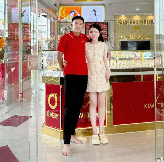 Minh Khoa U23 Việt Nam đang hẹn hò với cô chủ tiệm vàng