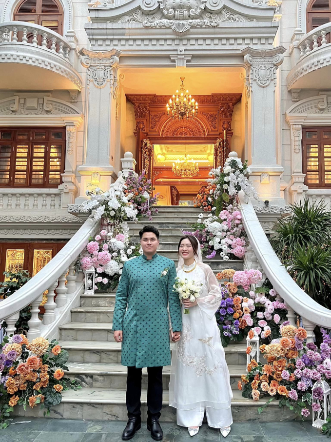 Việt Hương và chồng trước căn biệt thự được trang trí đầy hoa 
