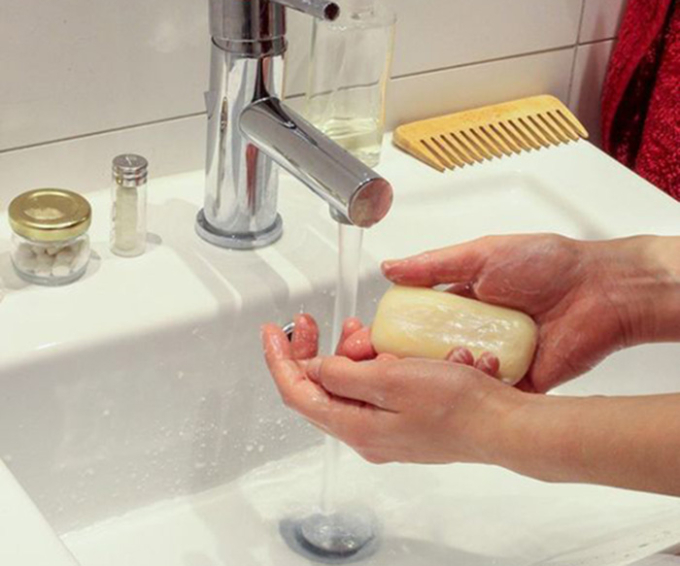 Nên rửa tay cả trước và sau khi đi vệ sinh để bảo vệ tử cung (Ảnh minh họa)