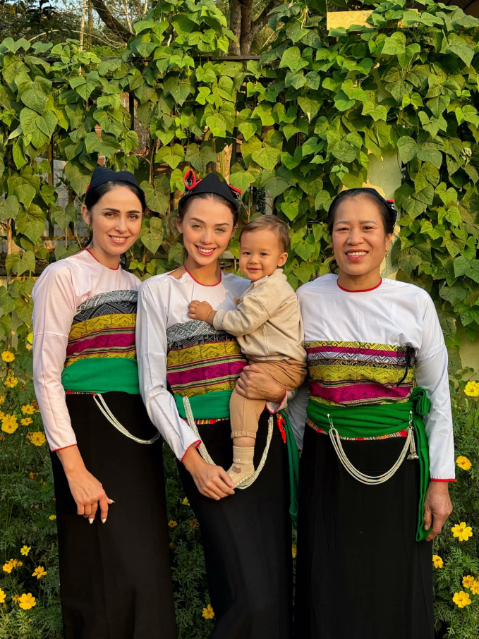 Dianka và mẹ xinh đẹp trong trang phục truyền thống của dân tộc Mường 