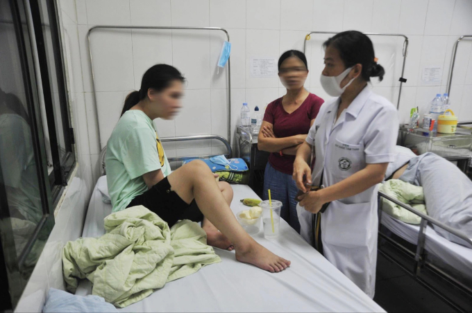   BS Trịnh Thị Bích Huyền đang thăm khám cho bệnh nhân (Ảnh: M.Ngọc)  
