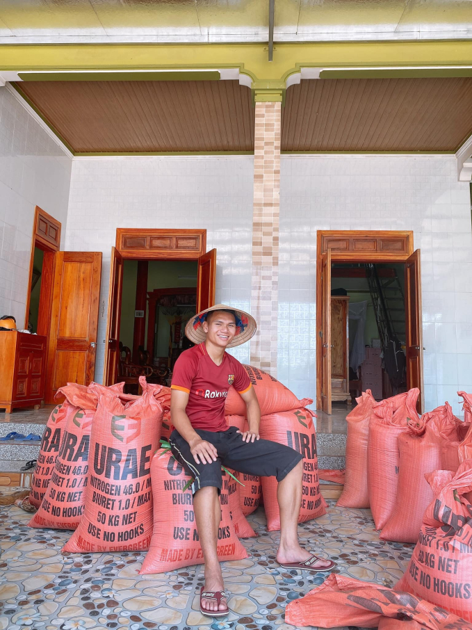 Anh chàng sau khi tập luyện, thi đấu vẫn về phụ bố mẹ làm nông