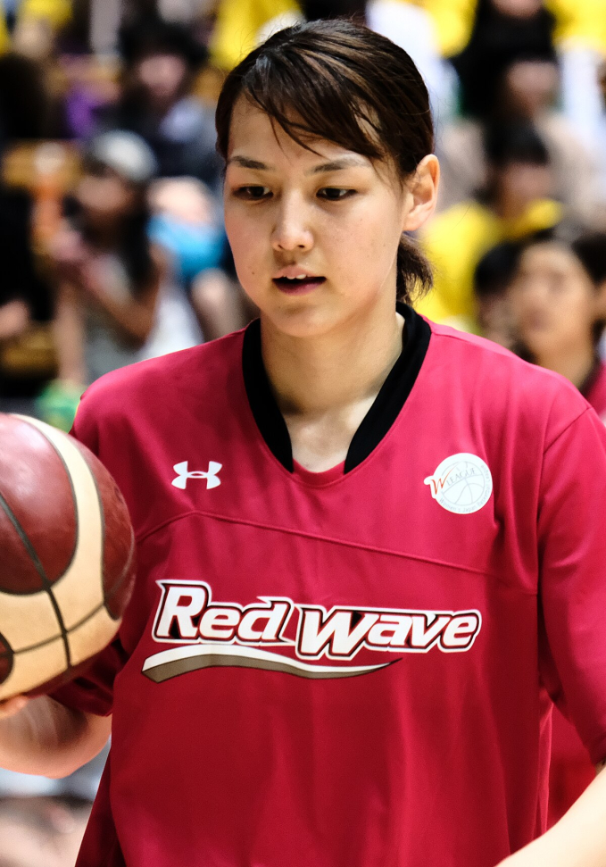 Mamiko từng là một cầu thủ bóng rổ chuyên nghiệp. Cô sở hữu chiều cao 1m80