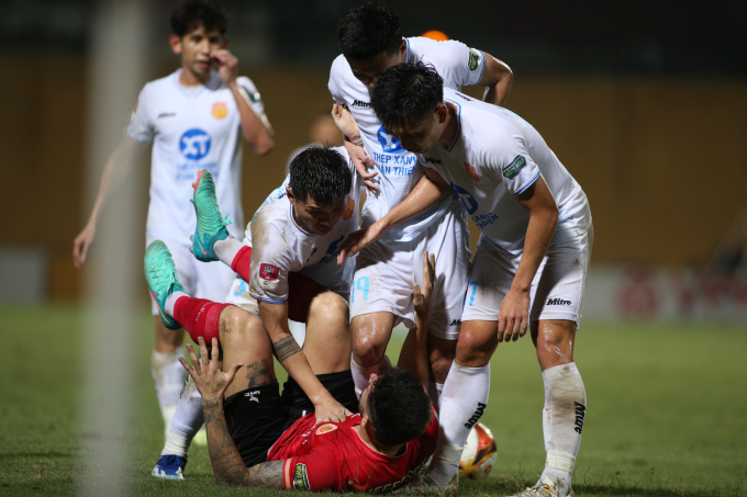 Cụ thể, cầu thủ Elias của CAHN tranh chấp và ngã lên người của cầu thủ Thanh Hào bên phía Nam Định, nhóm cầu thủ đội khách lập tức kéo đến phản ứng 