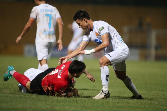 Những phút cuối hiệp 1 trận đấu giữa CLB CAHN và Nam Định thuộc vòng 16 V.League 2023/24 diễn ra cực căng thẳng