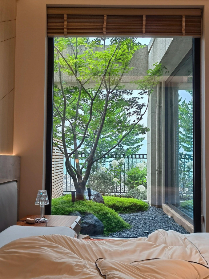 Căn hộ có chiếc view đẹp như tranh, không gian phủ màu xanh khiến netizen nức nở: Mê cách yêu thiên nhiên của nữ chủ nhân