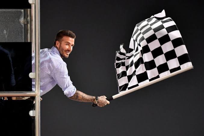 Danh thủ David Beckham cũng từng vẫy cờ hiệu về đích cho một chặng đua F1 