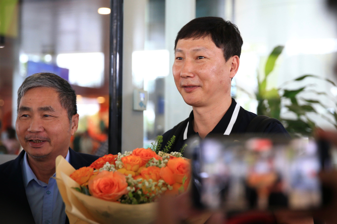 HLV Kim Sang-sik được chào đón khi đến Việt Nam (Ảnh: KC)