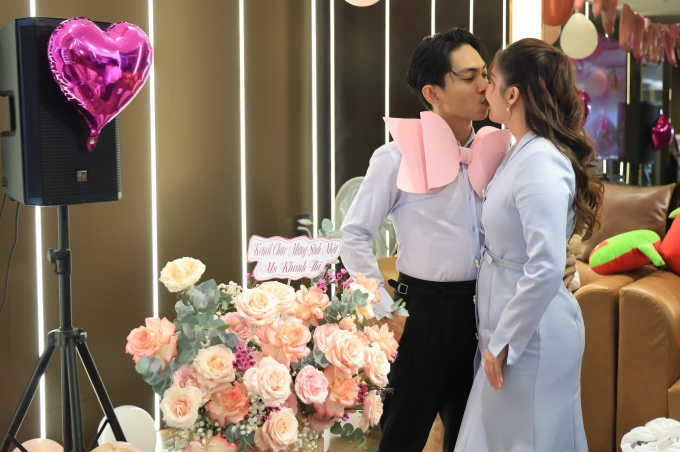 Phan Hiển hôn Khánh Thi đầy ngọt ngào ở tiệc sinh nhật của bà xã