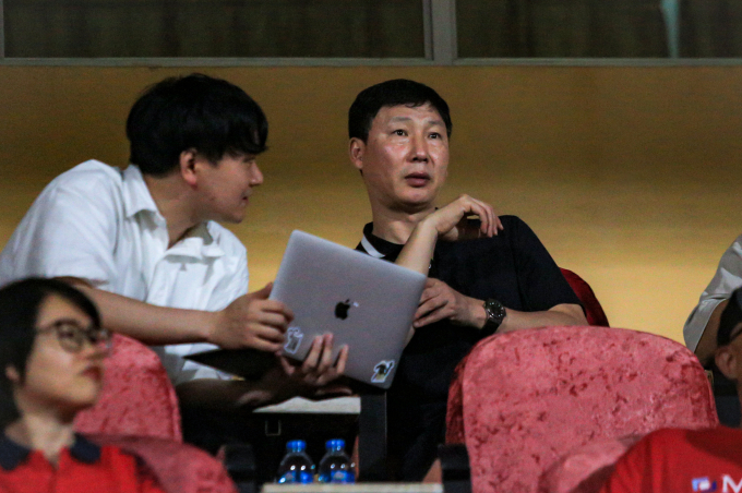Ông Kim Sang-sik đi xem V.League 
