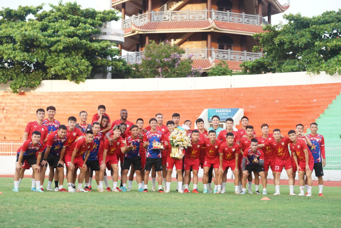 Cả đội tổ chức sinh nhật cho HLV Nguyễn Thành Công