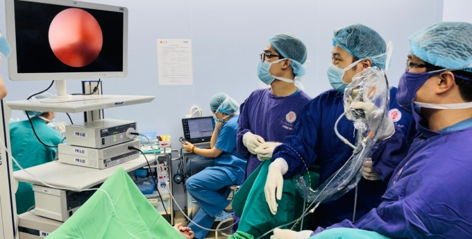 Hình ảnh kíp phẫu thuật đang tiến dành đặt stent niệu đạo cho bệnh nhân