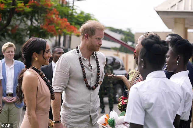 Meghan liên tục chiếm spotlight trong chuyến thăm Nigeria cùng Harry, vẫn gây tranh cãi vì một chiếc váy