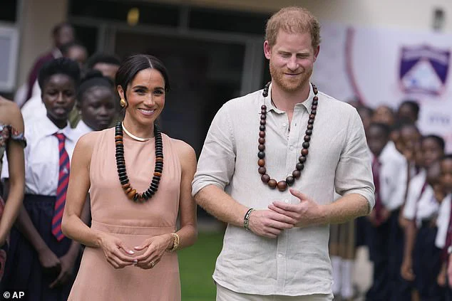 Meghan liên tục chiếm spotlight trong chuyến thăm Nigeria cùng Harry, vẫn gây tranh cãi vì một chiếc váy