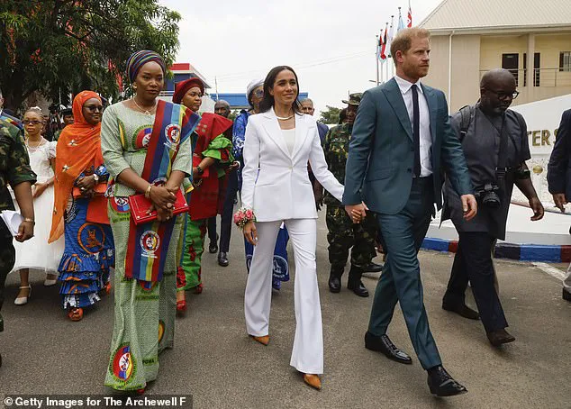 Dù đã từ bỏ tước vị nhưng Harry và Meghan được cho là vẫn thể hiện mối liên hệ với Hoàng gia Anh bằng nhiều cách