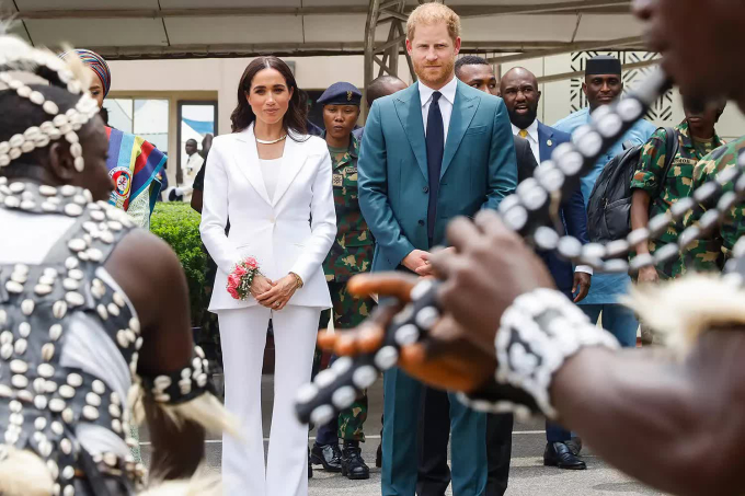 Meghan liên tục chiếm spotlight trong chuyến thăm Nigeria cùng Harry, vẫn gây tranh cãi vì một chiếc váy