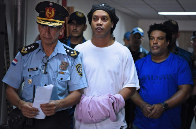 Ronaldinho từng phải ngồi tù năm 2020 do sử dụng hộ chiếu giả