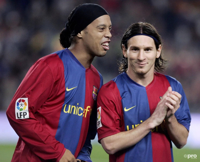 Ronaldinho từng là người đàn anh thân thiết, dìu dắt Messi thời mới vào nghề. Tuy nhiên, khi Pep Guardiola lên nắm quyền tại Barca. Ông được cho đã yêu cầu bán Ronaldinho vì không muốn Messi học thói hư tật xấu của người đàn anh