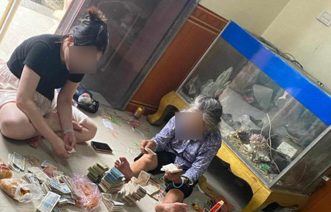 Cụ Nhâm và mọi người kiểm đếm tiền trong nhà của người thân (Ảnh: Thục Anh - Vietnamnet)