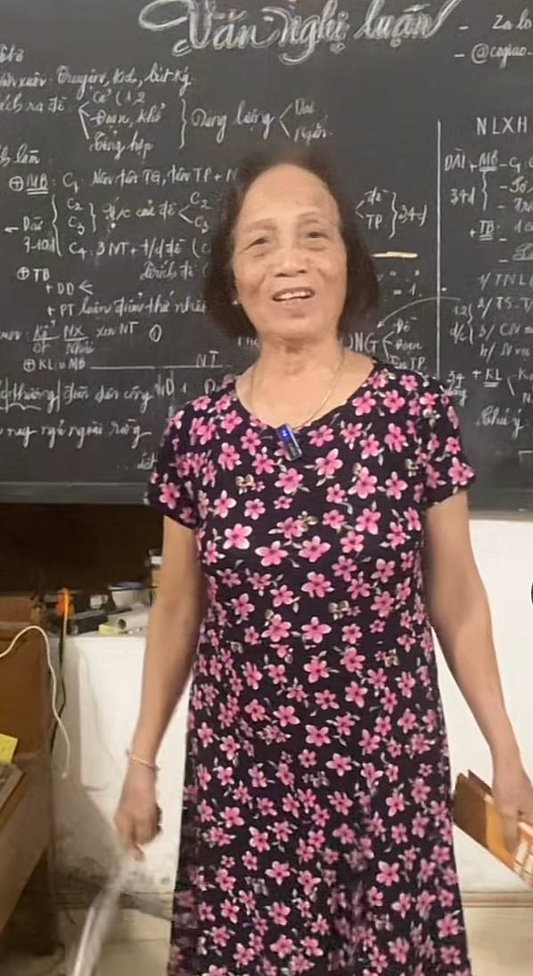 Cô Ngô Thúy Trình - một giáo viên Ngữ văn đã về hưu, tham gia TikTok để lan tỏa kiến thức đến học sinh