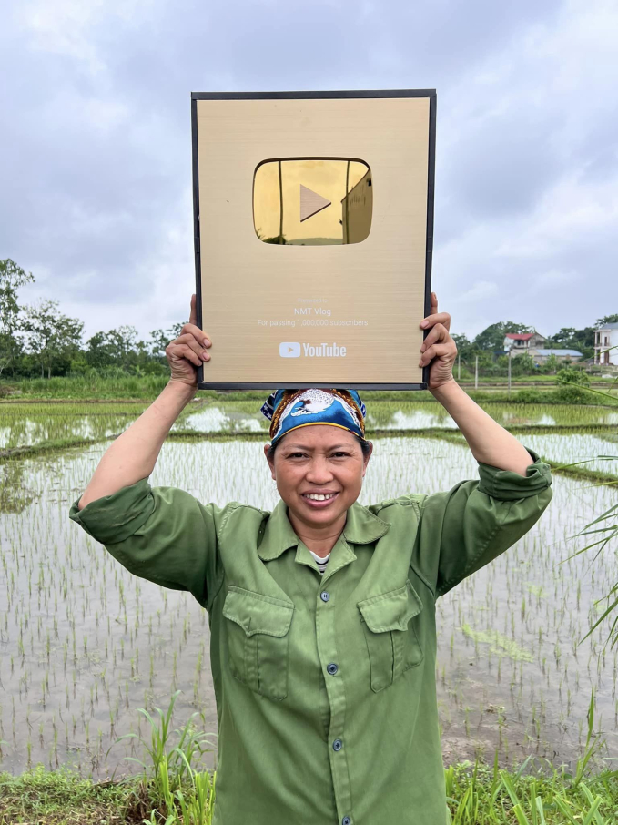 Cuộc sống gia đình Bà Tuyết đổi đời từ khi làm YouTube đến livestream bán hàng