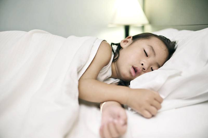 Thấy con gái 8 tuổi ngủ mở miệng, mẹ dùng băng keo dán khiến bé suýt ngạt thở, bác sĩ chỉ ra sai lầm