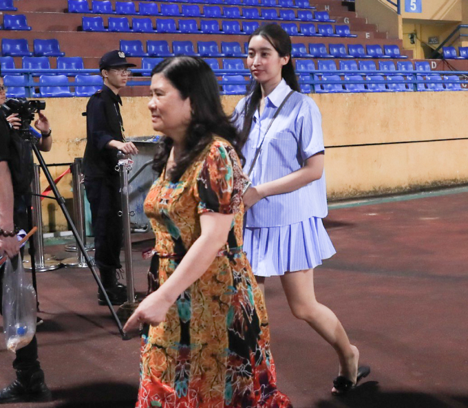 Đáng chú ý thái độ của Đỗ Vinh Quang với vợ hoa hậu khác hẳn trận thua Nam Định cách đây không lâu. Lần trước chủ tịch CLB Hà Nội buồn bã 