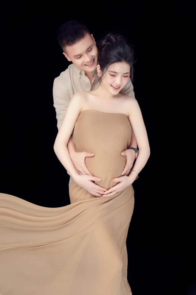 Tối 18/5, tiền vệ Quang Hải tung ra bộ ảnh bầu mới thực hiện cùng bà xã Chu Thanh Huyền tuần trước nhằm đánh dấu kỉ niệm sắp đón con đầu lòng chào đời