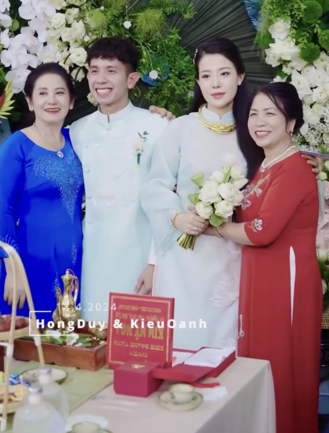 Mẹ của Hồng Duy và mẹ của Kiều Oanh hạnh phúc trong ngày các con lập gia đình. Hai ông bố cũng nâng ly chúc mừng kết thông gia