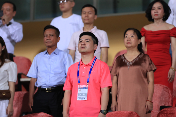 Gương mặt khác nổi bật trên khán đài là chủ tịch CLB Hà Nội Đỗ Vinh Quang, trận đấu này Đỗ Mỹ Linh không đi xem CLB của chồng thi đấu 