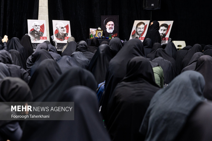 Bên cạnh ông Raisi, một số quan chức cấp cao khác của Iran cũng thiệt mạng ở vụ tai nạn trực thăng. Trong đó bao gồm Bộ trưởng Ngoại giao Hossein Amirabdollahian; Thống đốc tỉnh Đông Azerbaijan Malek Rahmati; Đại diện của Lãnh đạo tối cao Iran tại Đông Azerbaijan, ông Mohammad Ali Ale-Hashem; Chỉ huy lực lượng cảnh vệ tổng thống Iran, ông Mehdi Mousavi. Vệ sĩ của Tổng thống cùng phi hành đoàn cũng qua đời