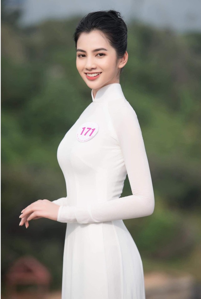 Cẩm Đan vào top 15 Hoa hậu Việt Nam năm 2020 khi vừa tròn 18 tuổi. Nhan sắc trong veo của cô nàng khiến nhiều người ấn tượng