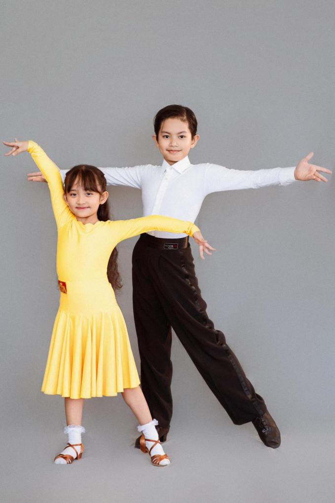 Mới đây, nữ hoàng dancesport Khánh Thi hào hứng chia sẻ bộ ảnh của con trai cả Kubi Minh Cường và con gái thứ hai Anna Vương Diễm trong tạo hình những vũ công nhí