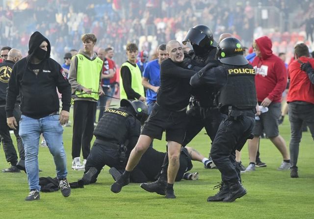 Hàng trăm fan đã lao vào sân ẩu đả sau khi trận chung kết Cúp Quốc gia của CH Séc kết thúc