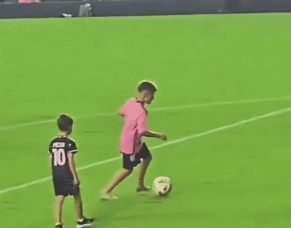 Con trai Suarez dắt bóng nhưng không thể qua được Mateo