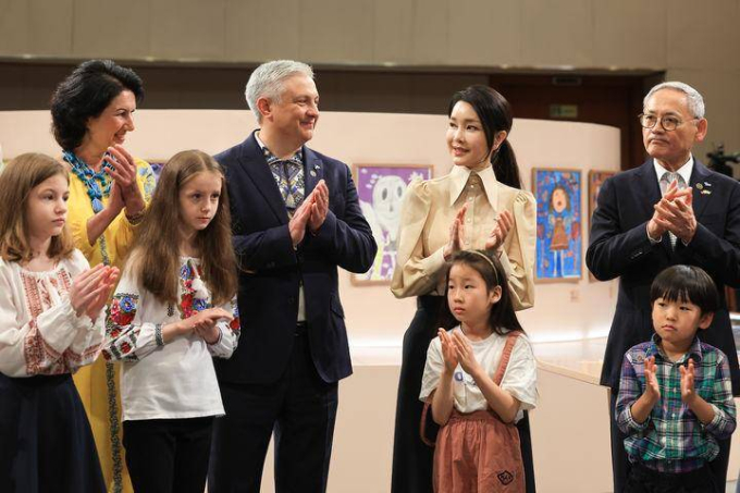 Bà Kim Keon-hee xuất hiện tại sự kiện triển lãm tranh cho trẻ em