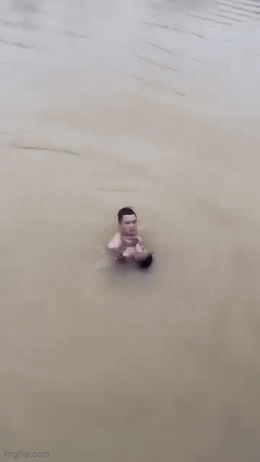 Người đàn ông dũng cảm lao xuống sông cứu sống 1 bé gái đang chới với giữa dòng nước xiết