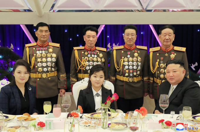 Kim Ju-Ae ngồi giữa cha và mẹ của mình trong một buổi tiệc kỷ niệm 75 năm thành lập Quân đội Nhân dân Triều Tiên vào hồi tháng 3/2023