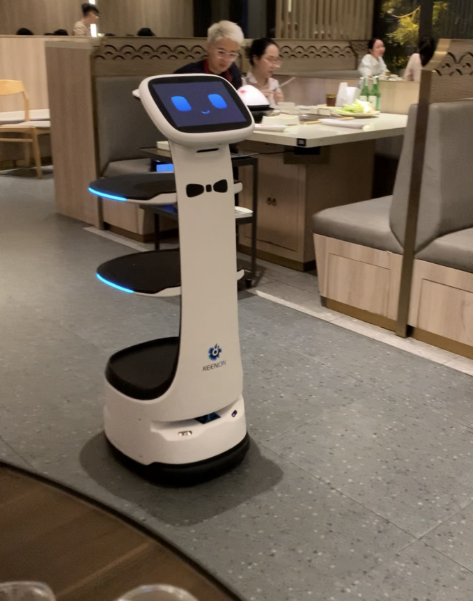 Robot bưng bê phục vụ tại một hàng ăn ở Hà Nội