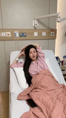 Vợ bầu của Quang Hải bị ốm 