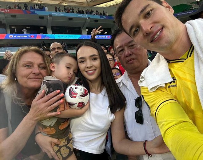 Nguyễn Filip và gia đình trong một trận đấu của ĐT Việt Nam ở Asian Cup 