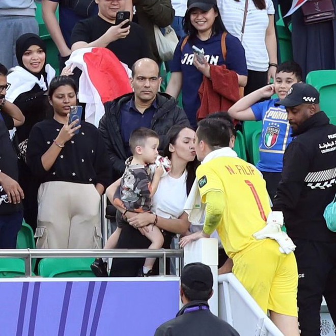 Bà xã Nguyễn Filip đã sang Qatar cổ vũ anh thi đấu và dành nụ hôn ngọt ngào cho chàng thủ môn Việt kiều