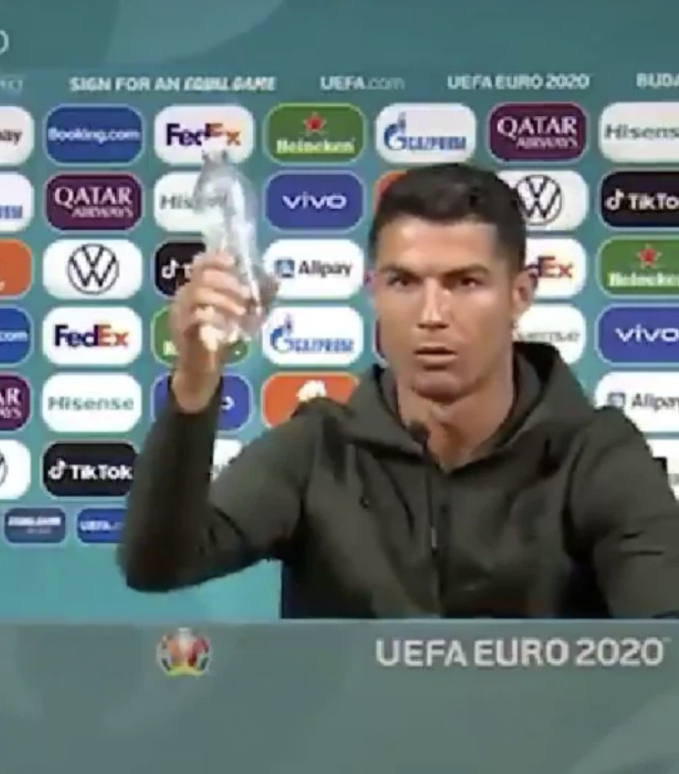 Ronaldo sau đó khuyên mọi người uống nước lọc