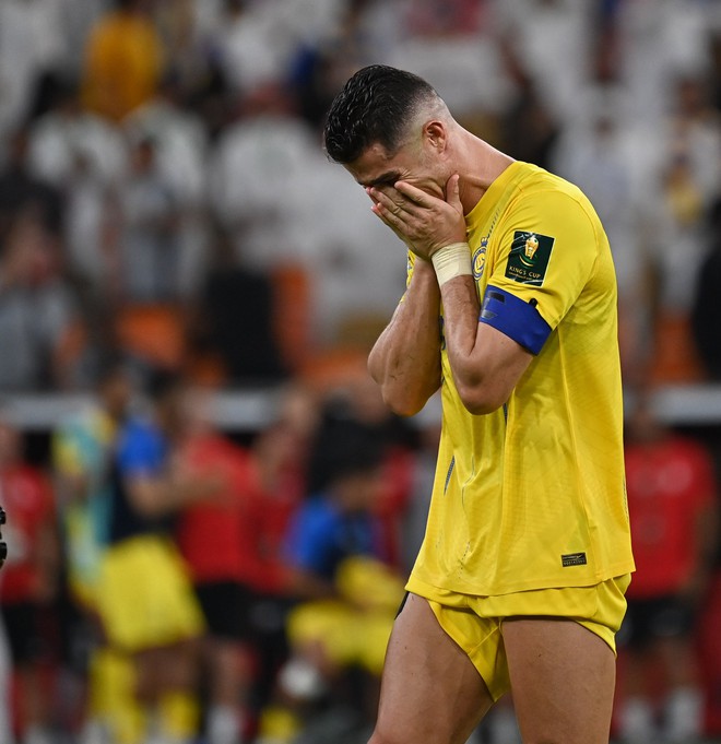 Trước đó, Ronaldo đã xúc động, bật khóc nức nở sau khi đội nhà để thua tại chung kết Cúp nhà vua Saudi