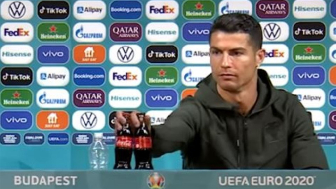 Ronaldo cất chai nước có gas của nhà tài trợ trong phòng họp báo Euro 2020