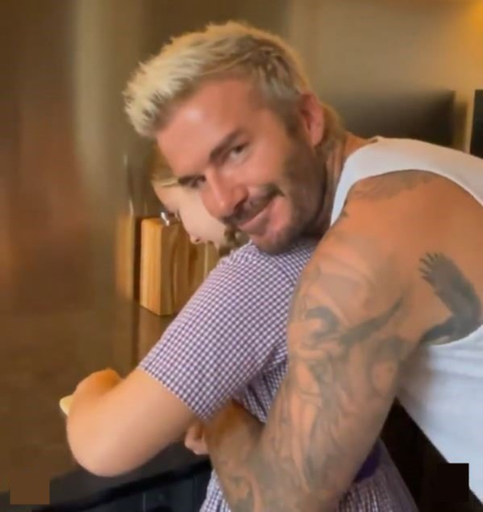 Ngoài hôn môi, 3 năm trước, Beckham từng bị ném đá khi quay video ôm con gái 10 tuổi từ phía sau