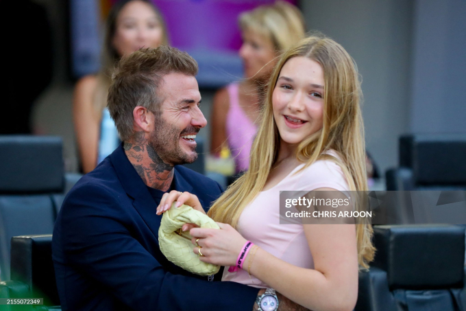 Beckham và con gái vô cùng tình cảm, tạo dáng trước ống kính máy quay.  Trước đó, Beckham đã nhiều lần gây tranh cãi với hình ảnh hôn con gái, thân thiết quá mức. Lần này, Beckham đã tiết chế hơn khi xuất hiện cùng con gái